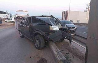 Bariyeri aşan otomobil yön levhası direğine çarparak...