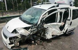 Bariyerlere çarpan hafif ticari araç metrelerce...
