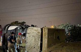 Başakşehir’de virajı alamayan hafriyat kamyonu...