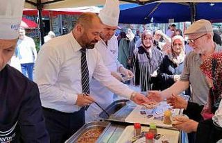 Başkan Aykurt vatandaşlara aşure dağıttı