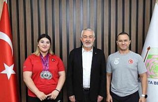 Başkan Başdeğirmen başarılı sporcuyu altınla...
