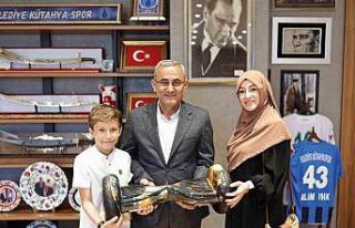 Başkan Işık’tan minik Ömer Faruk’a elektrikli...