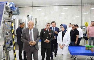 Başkan Pekmezci, misafirlerine fabrika ve tesisleri...