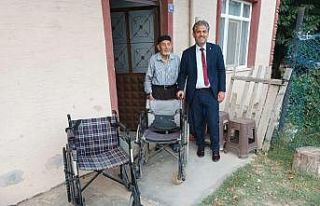 Başkan Suer yaşlı çiftin talebini dinleyerek yardımcı...