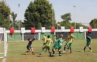 Başkan Zolan, afetzede çocuklarla futbol oynadı