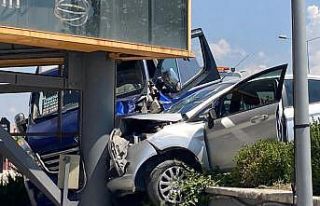 Başkent’te AVM girişinde iki araç reklam direğine...