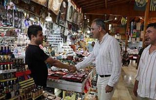 Belediye başkanı 45 dereceyi bulan sıcakta esnafı...