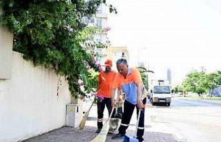 Belediye başkanı üniformayı giyip, süpürge ve...