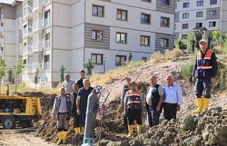 Belediye çalışanları sıcaklarla mücadele gediyor