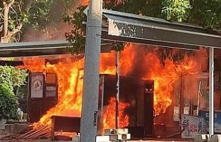 Belediye dükkânları alev alev yandı