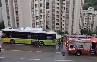 Belediye otobüsünden çıkan dumanlar korkuttu
