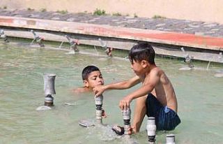 Belediyenin süs havuzu çocukların aquaparkı oldu