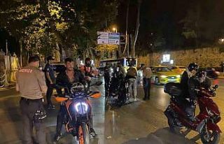 Beşiktaş’ta polisler motosiklet sürücülerine...