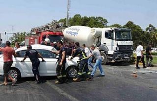 Beton mikseri ile otomobil çarpıştı: 1’i ağır...