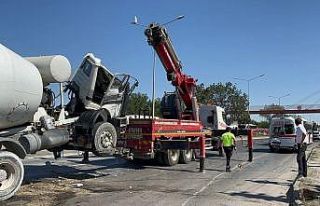 Beton mikseri önce yolcu otobüsüne, sonra ambulansa...