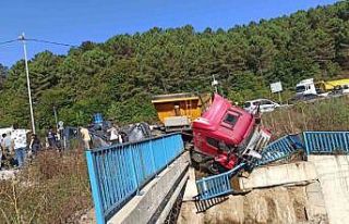 Beykoz’da hafriyat kamyonu ile otomobil çarpıştı