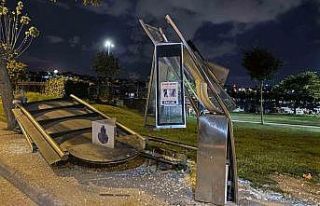 Beyoğlu’nda İETT otobüsü durağa daldı, şoför...