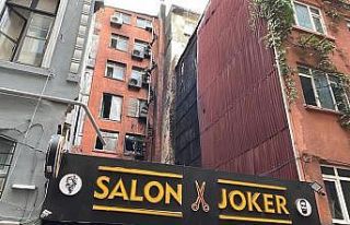 Beyoğlu’nda otelin dış cephesi alev alev yandı