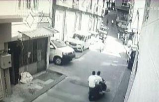 Beyoğlu’nda polis-torbacı kovalamacası kamerada:...