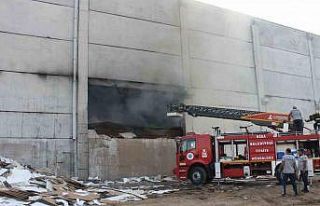 Biga’da mobilya fabrikasında çıkan yangın söndürüldü