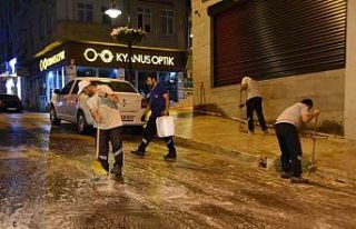 Bilecik’te cadde ve sokakları yıkadı, çöp konteynerlerini...