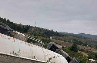 Bilecik’te hammadde yüklü kamyon devrildi: 1 yaralı