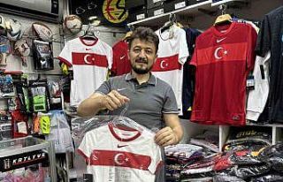 Bileti olan forma almaya koşuyor