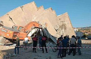 Bina iş makinesinin üzerine çöktü