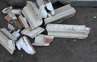 Binadan kopan beton parçaları park halindeki aracın...