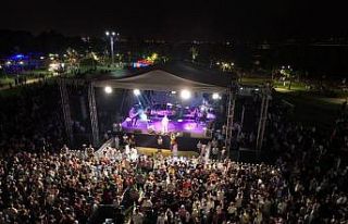 Binlerce kişi Fettah Can’ın şarkılarıyla zafer...