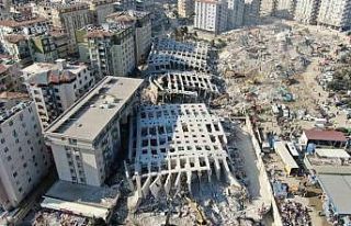 Binlerce kişiye mezar olan binaların yerini boş...