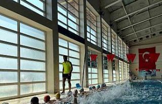 Bir ayda 3 bin 500 çocuk yüzme sporuyla tanıştı