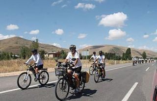 Bisiklet tutkunları bisikletleriyle 80 kilometre...