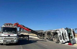 Boş çuval taşıyan tır devrildi, 3 kişi yaralandı