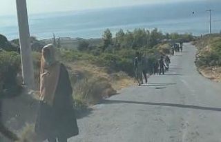 Botları batan göçmenler yüzerek kurtuldu