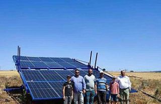 Bu çiftçi tarlasını taşınabilir güneş enerjisiyle...