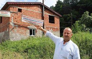 Bu pankartı görenler önce şaşırıyor sonra gülüyor