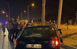 Burdur’da alkollü sürücü önce otomobile, sonra...