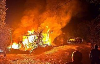 Burdur’da metruk binada çıkan yangın geceyi aydınlattı