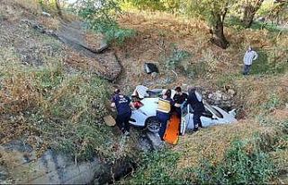 Burdur’da otomobil dereye uçtu, 2’si ağır 4...