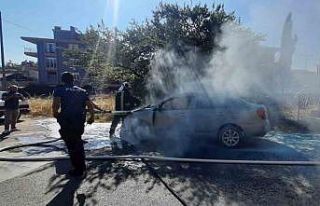 Burdur’da seyir halindeki otomobil alev alev yandı