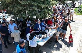 Burhaniye Belediyesi’nden geleneksel aşure hayrı