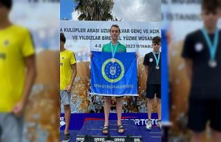 Bursa Büyükşehir Belediyesporlu yüzücü Özgür...
