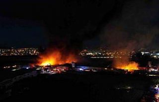 Bursa’da 10 fabrikaya sıçrayan yangın gece havadan...