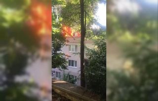 Bursa’da 4 katlı apartmanın çatısı alev alev...