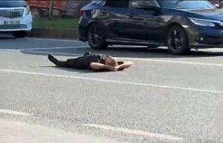 Bursa’da bir adam yüzlerce aracın geçtiği karayoluna...