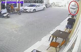 Bursa’da bir otomobil alev alev yandı, yanındaki...