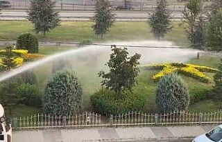 Bursa’da çocuklar serinlemek için ilginç yöntemlere...