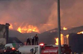 Bursa’da fabrika yangını 4,5 saattir devam ediyor,...