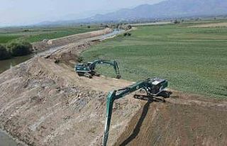 Büyük Menderes’te yatak temizleme çalışmaları...